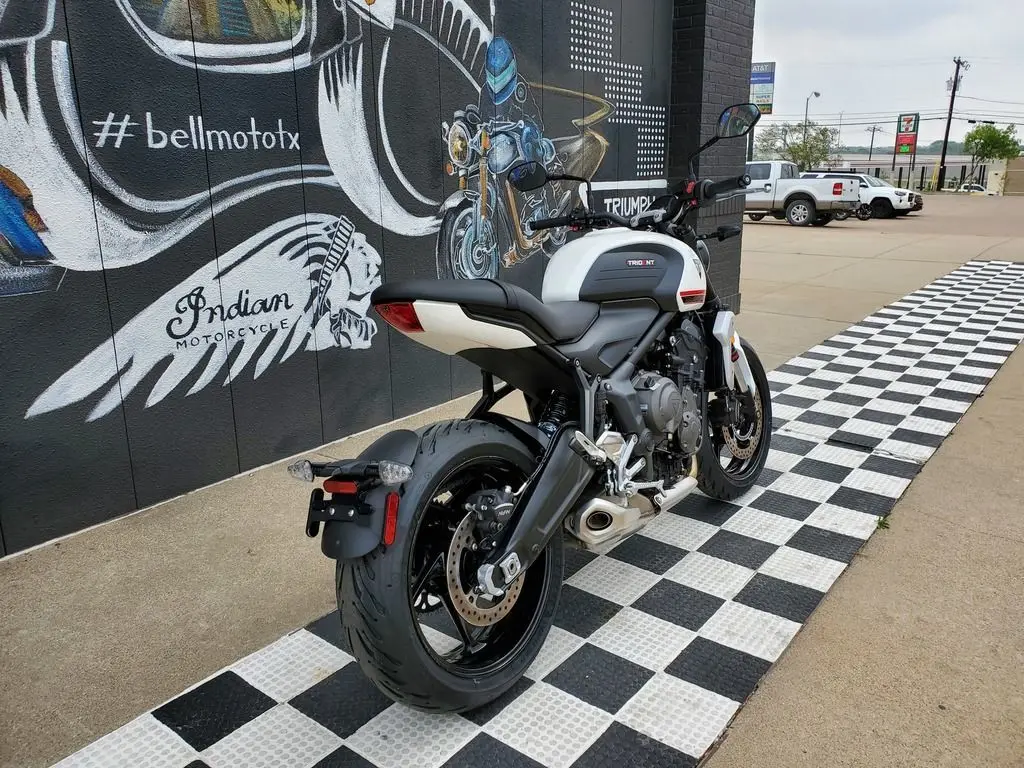  2022 triummph trideent 660 с украшением в виде кристаллов белого цвета