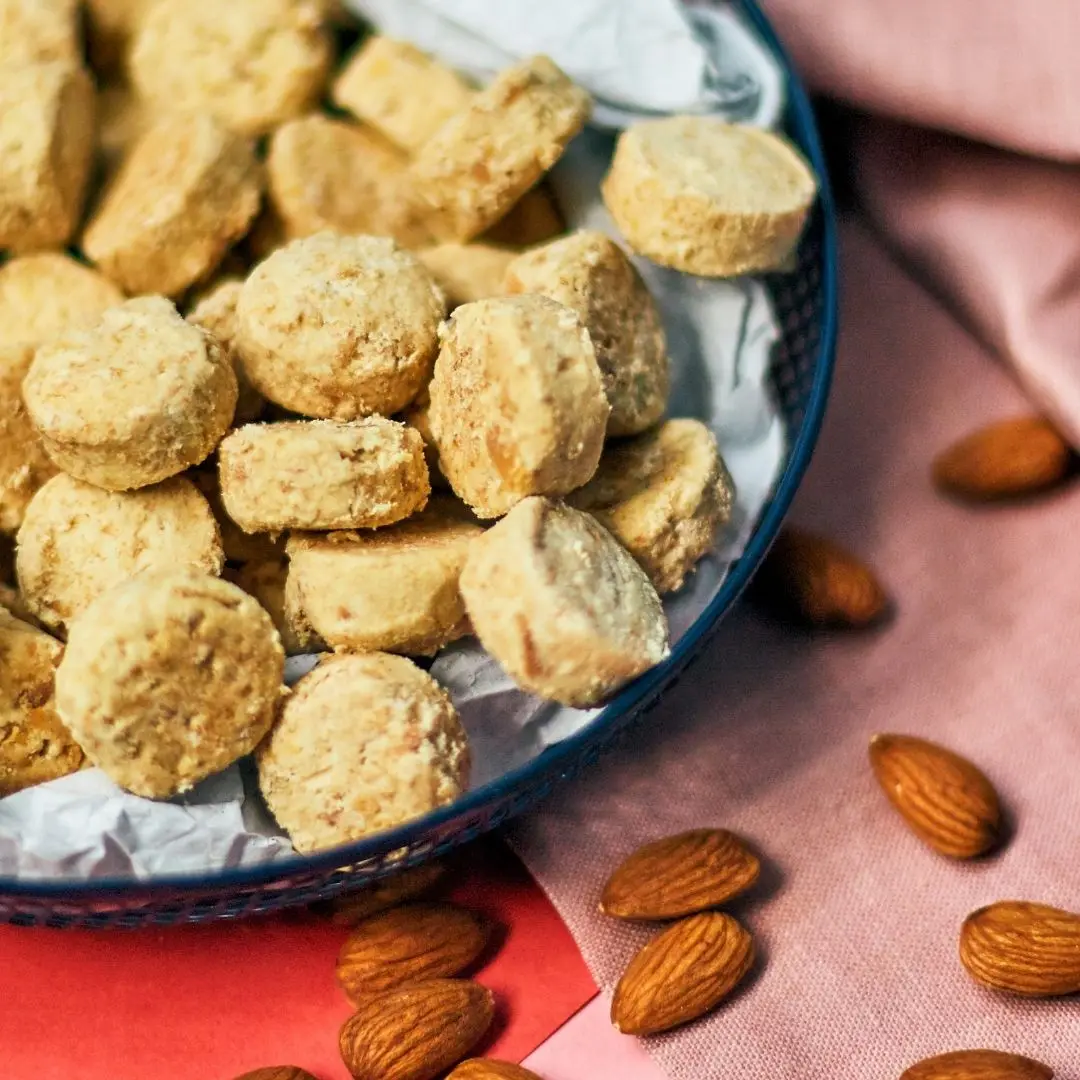 Baked Goods OEM Delicious Crunchy Biscuits Ordinary Type Eggless Low Sugar Almond Cookies in Round Tin Bottle From Singapore