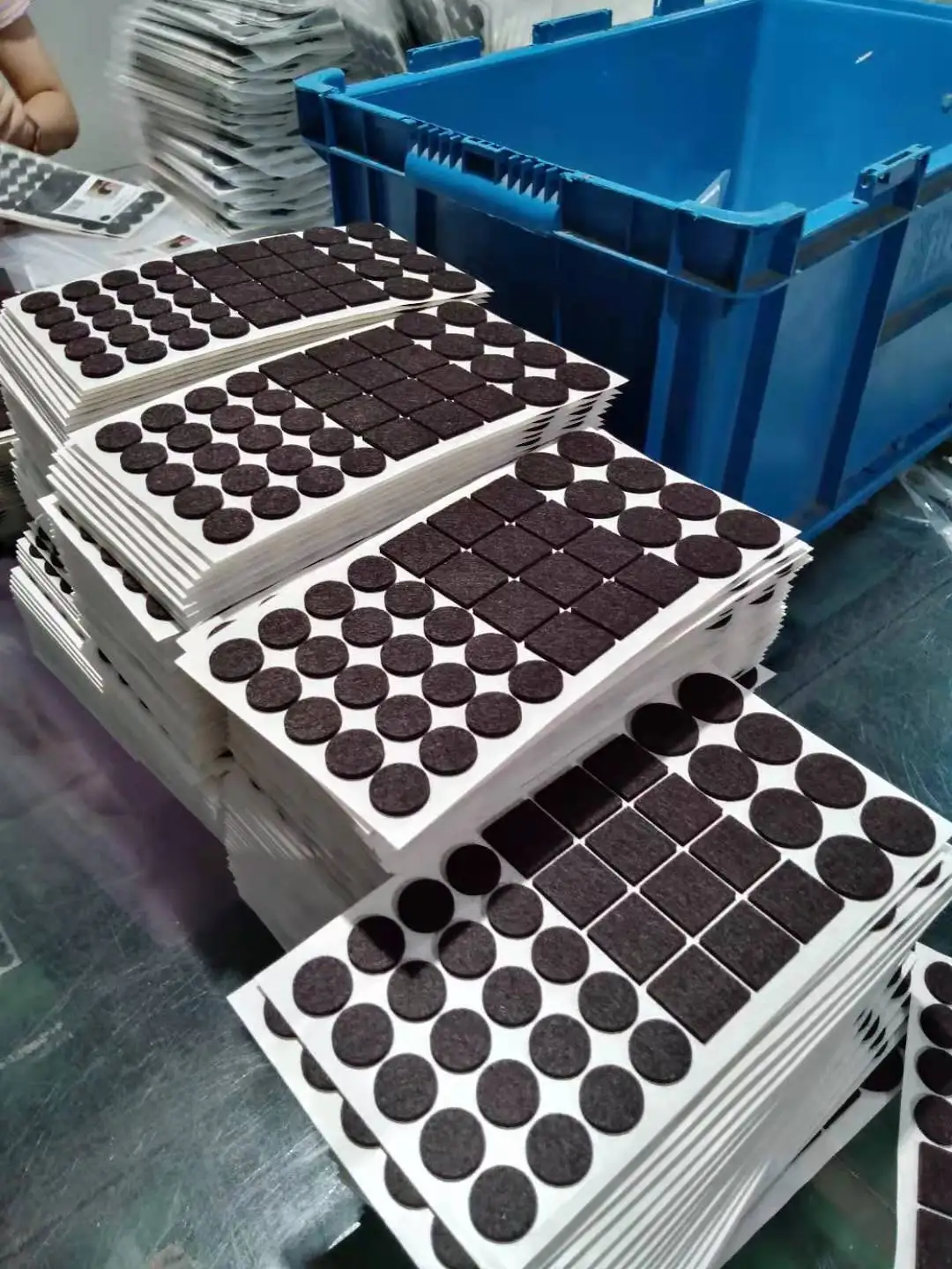 Легкая скользящая напольная клейкая войлочная прокладка