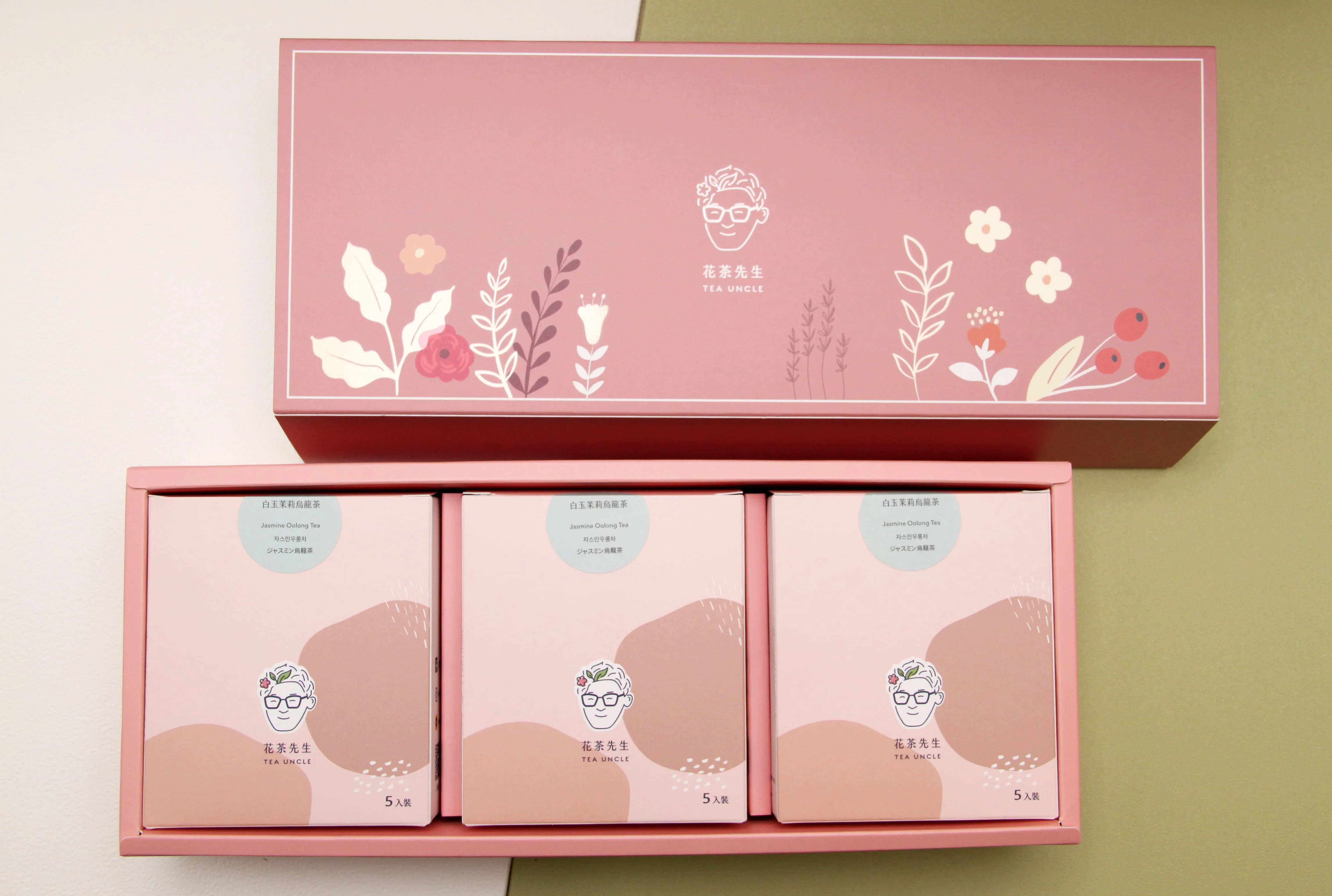 
High-Quality Taiwan Jasmine Oolong Tea Herbal Flora Scented Tea in Pyramid Teabags Gift box 