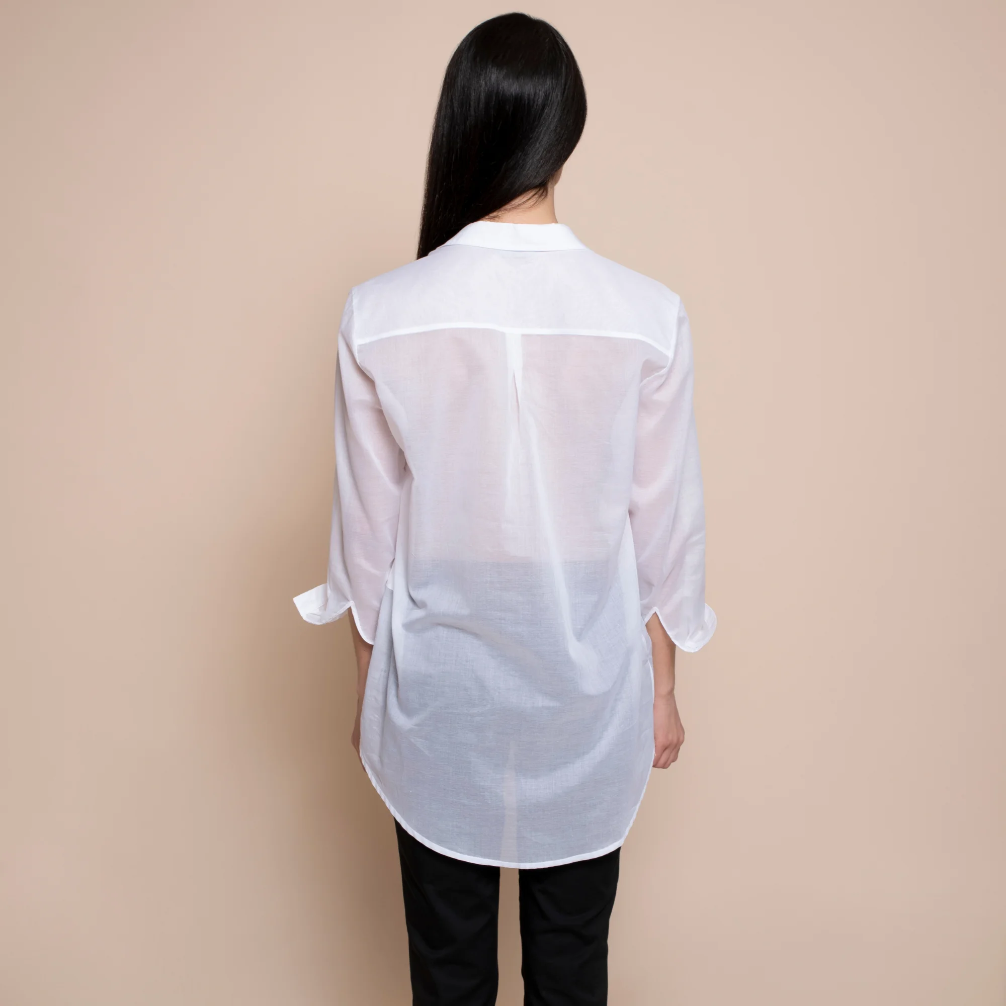 high quality made in italy shirt in cotton muslin fabric with full 3/4 sleeves, mother of pearl buttons. For the day