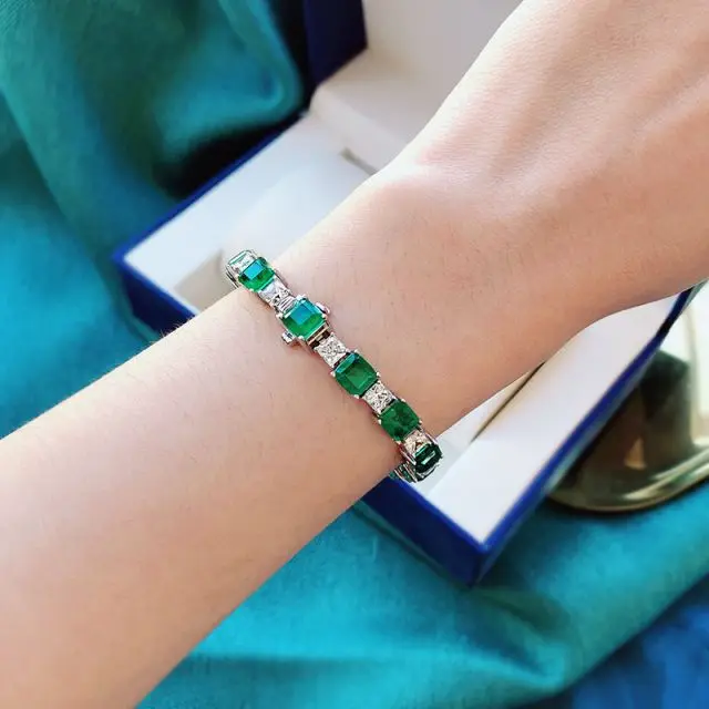 Женский браслет из серебра 925 пробы с изумрудами