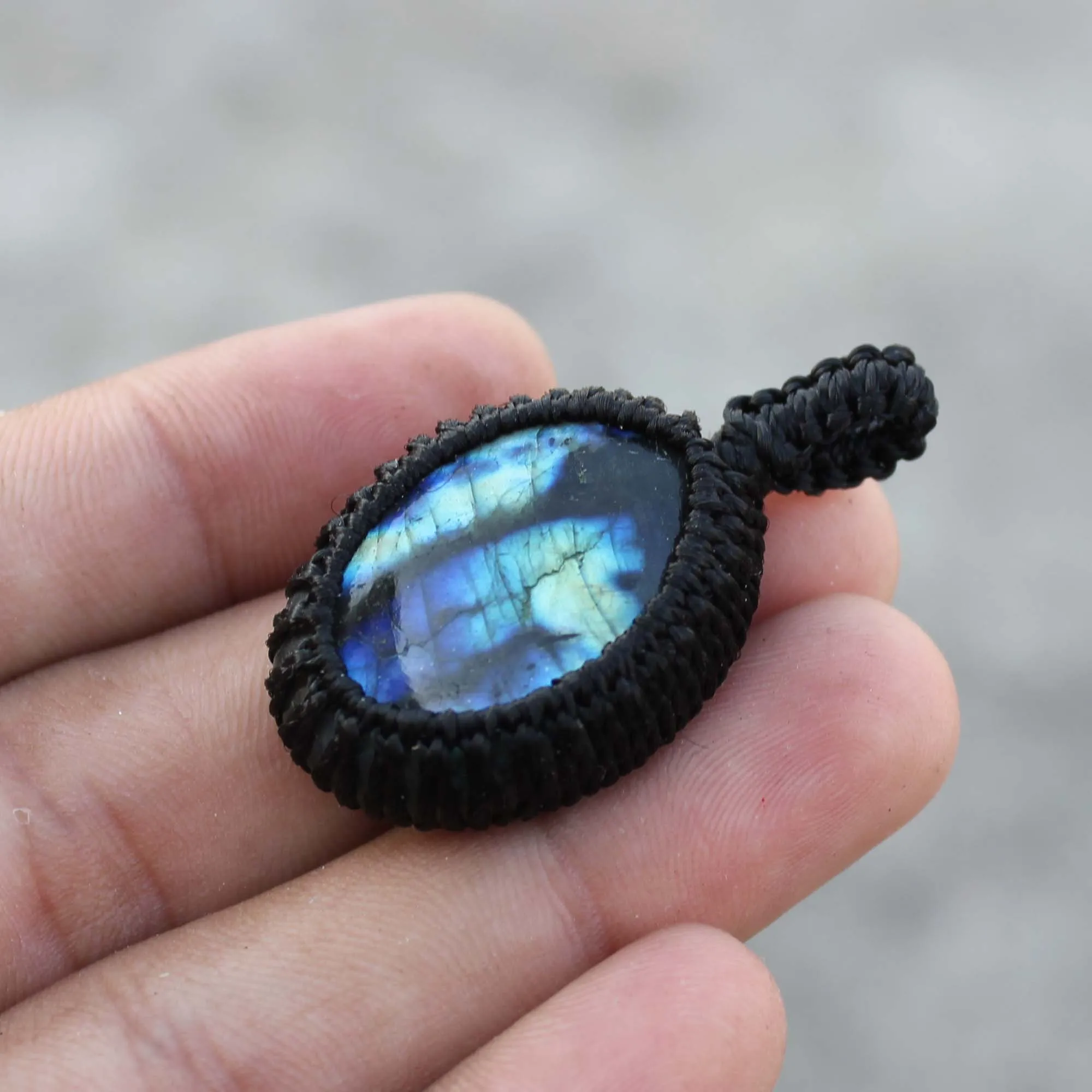 Разумный глянцевый лабрадорит камень ручной работы для изготовления кулонов ювелирный оптовая цена