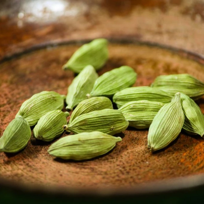 100% natural cardamom  8.0  MM cardamom green