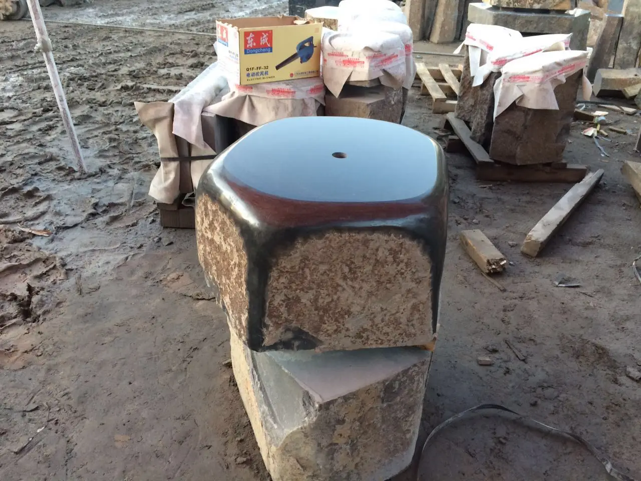 Decorative Outdoor Hand Carving Natural Boulder Basalt Water Fountain for Garden Yard Lawn Patio