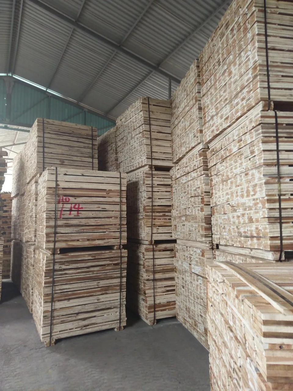 ACACIA SAWN TIMBER / ACACIA WOOD / LOW PRICE & HIGH QUALITY