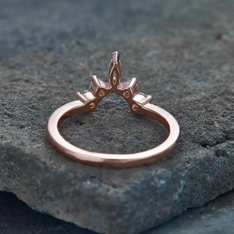 Обручальное кольцо с короной обручальное белым топазом штабелируемое шевроном покрытием из розового золота и стерлингового серебра Anniv