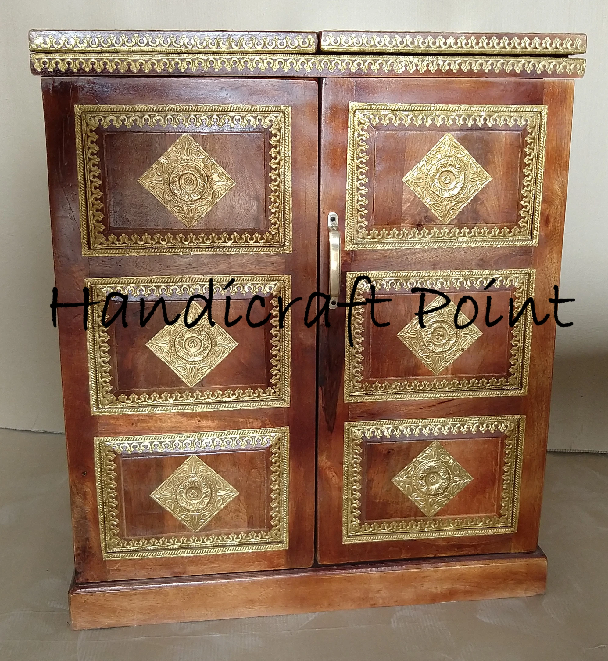 Stylish Antique Design Wooden Bar Cabinet