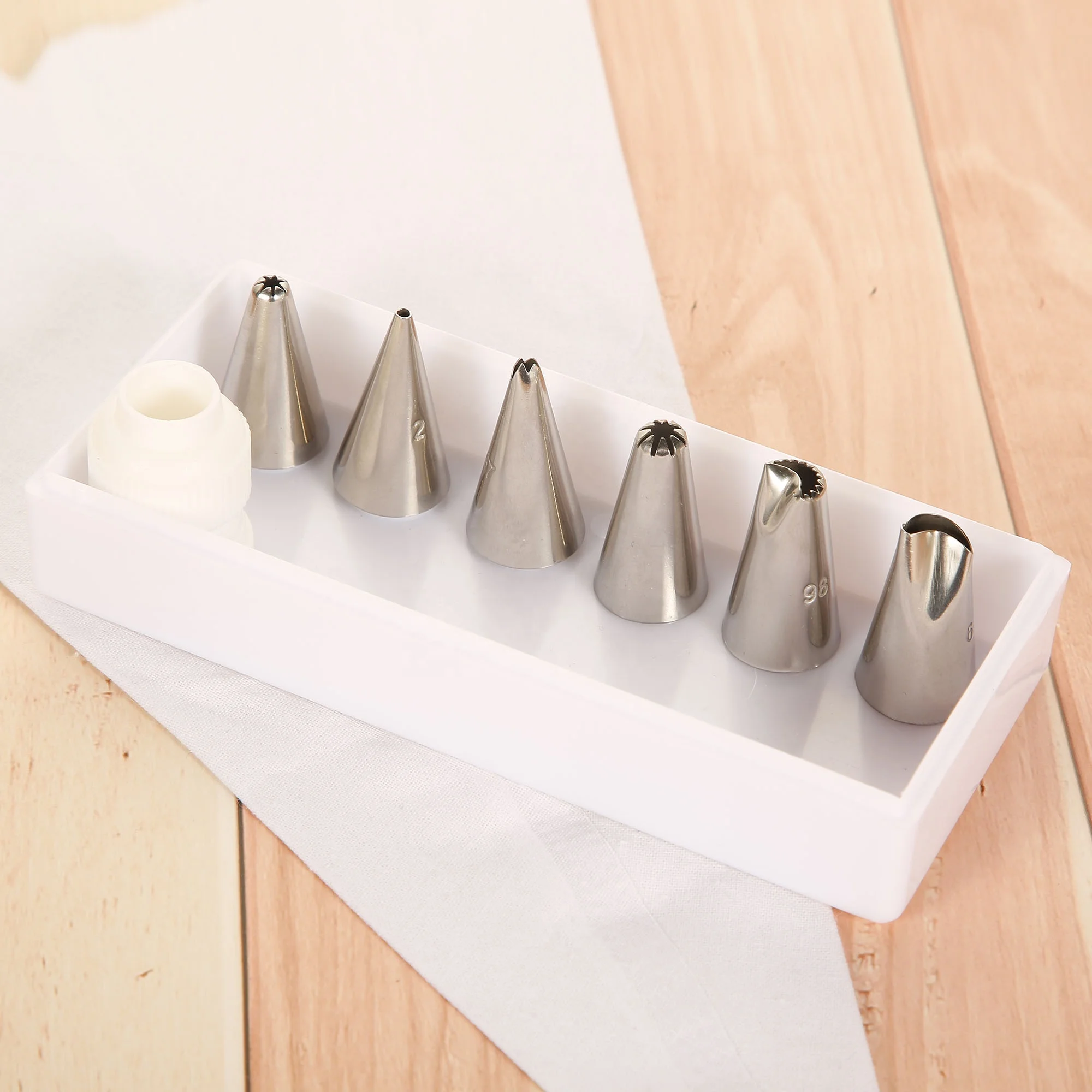 
Incredible Decorating Icing Set with White Pastry Bag and 8pcs Metal Icing Tips for Housewives Kitchen Cake Bakeware Baking 
