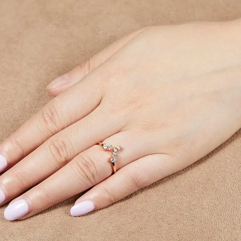 Обручальное кольцо с короной обручальное белым топазом штабелируемое шевроном покрытием из розового золота и стерлингового серебра Anniv