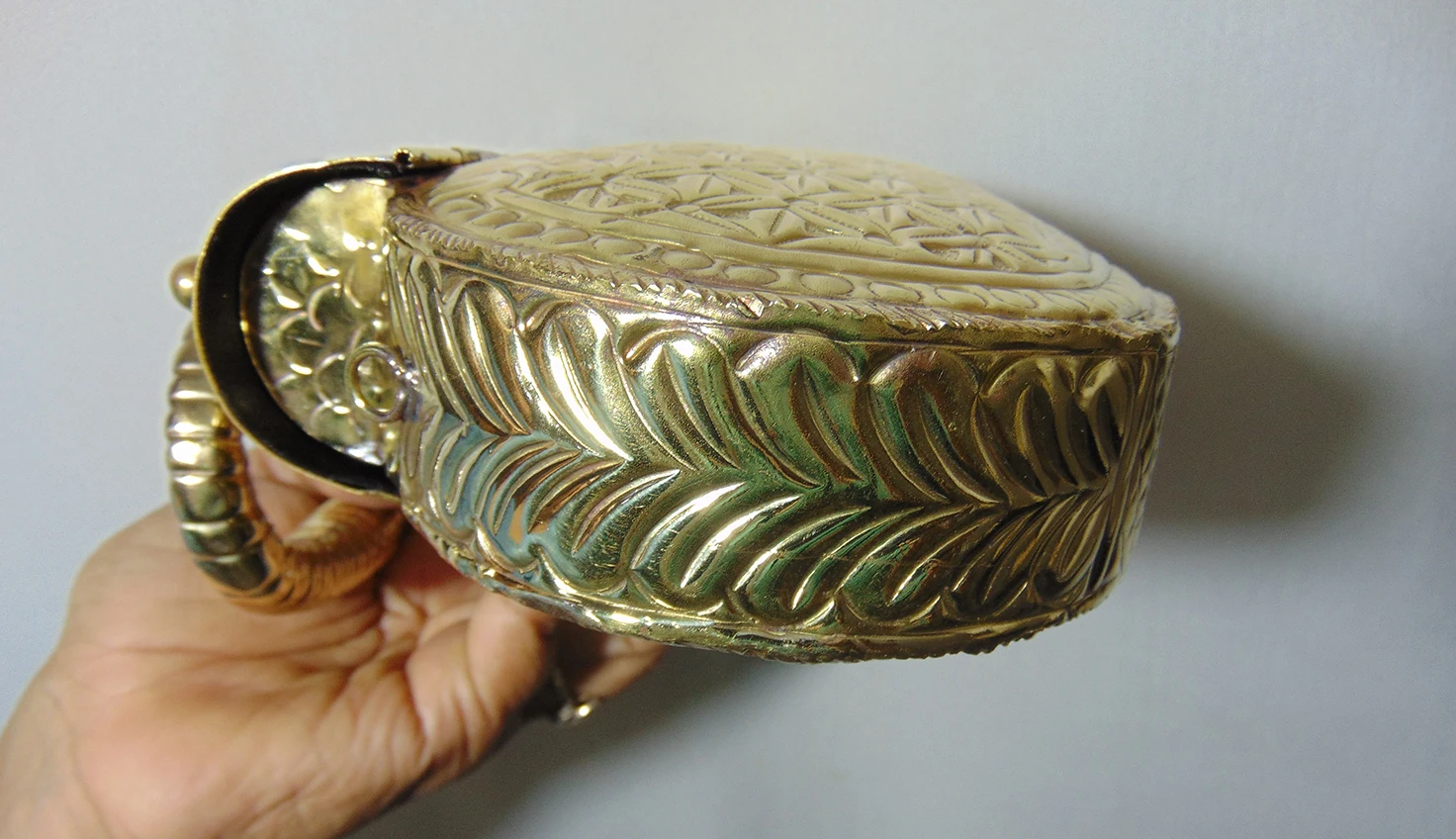 Лидер продаж Стильный винтажный латунный металлический кошелек-клатч ручной работы с резьбой по низкой цене