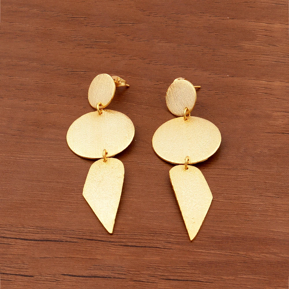 Mode Joyas, Charming Gold Plated Design Brass Metal Studs Earring dangle earrings Statement earrings Designer Jewellery. E-547