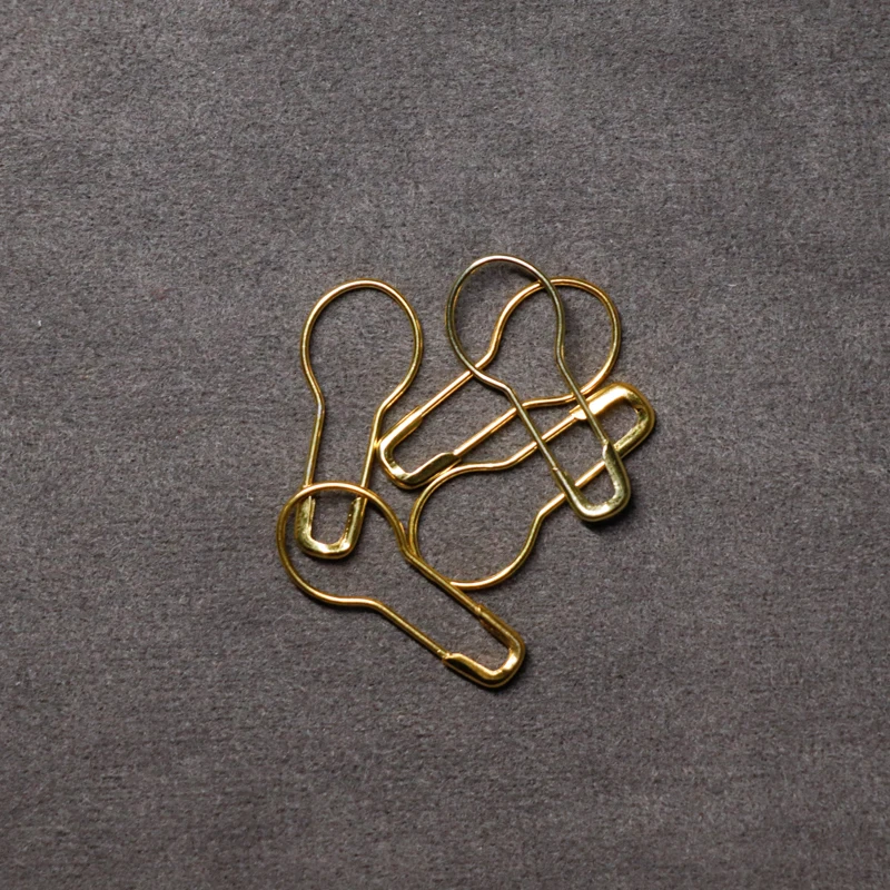 Safety pins gold