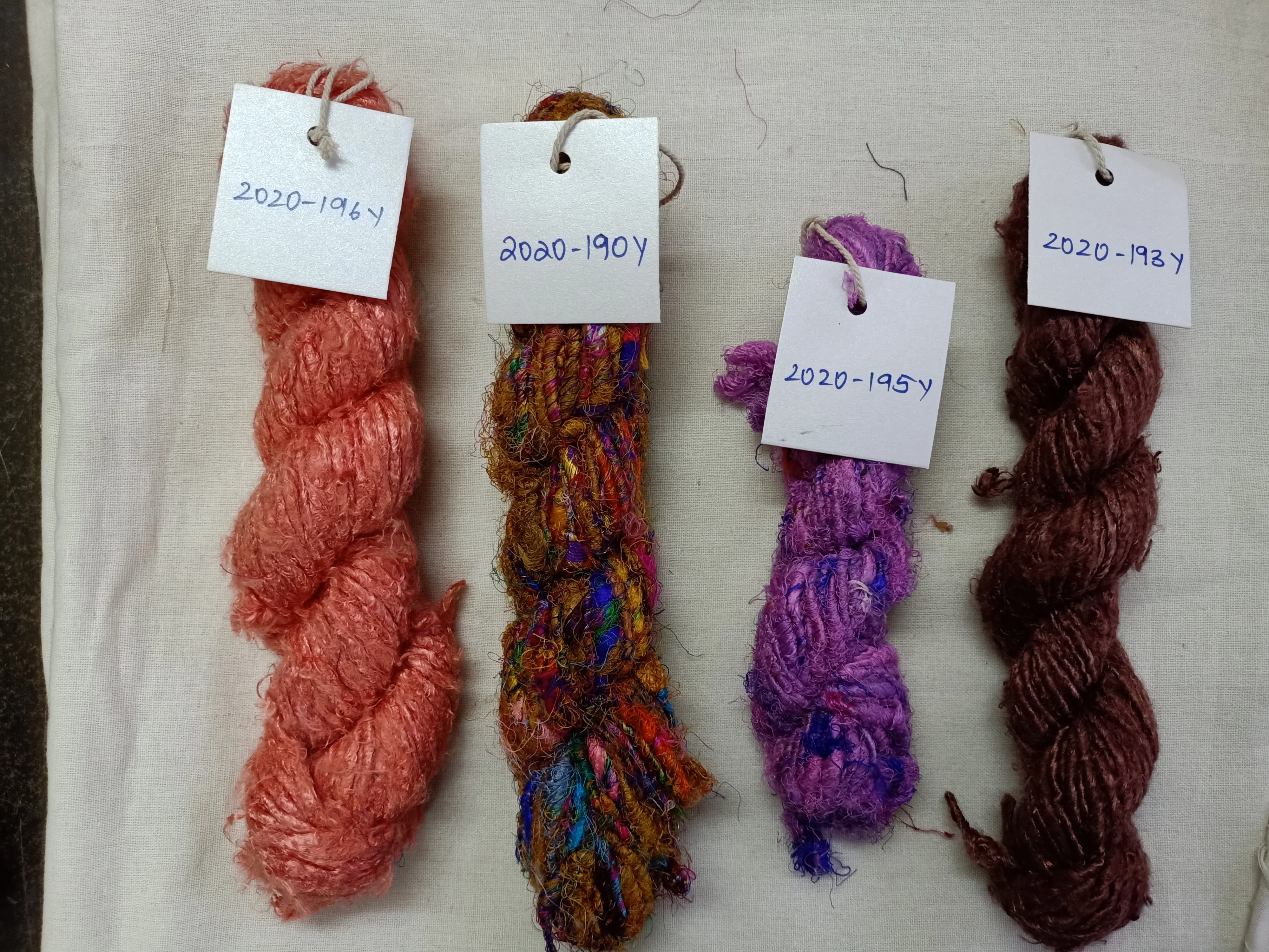 Шелковые ленты sari на заказ в широком ассортименте однотонных и разноцветных лент подходящих для магазинов пряжи волокон