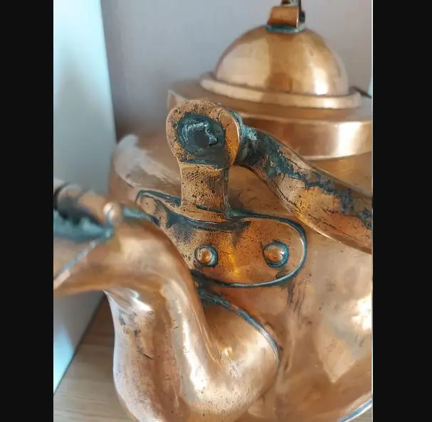 Медный чайник из металла с полированной отделкой и ручкой идеально подходит для кухни