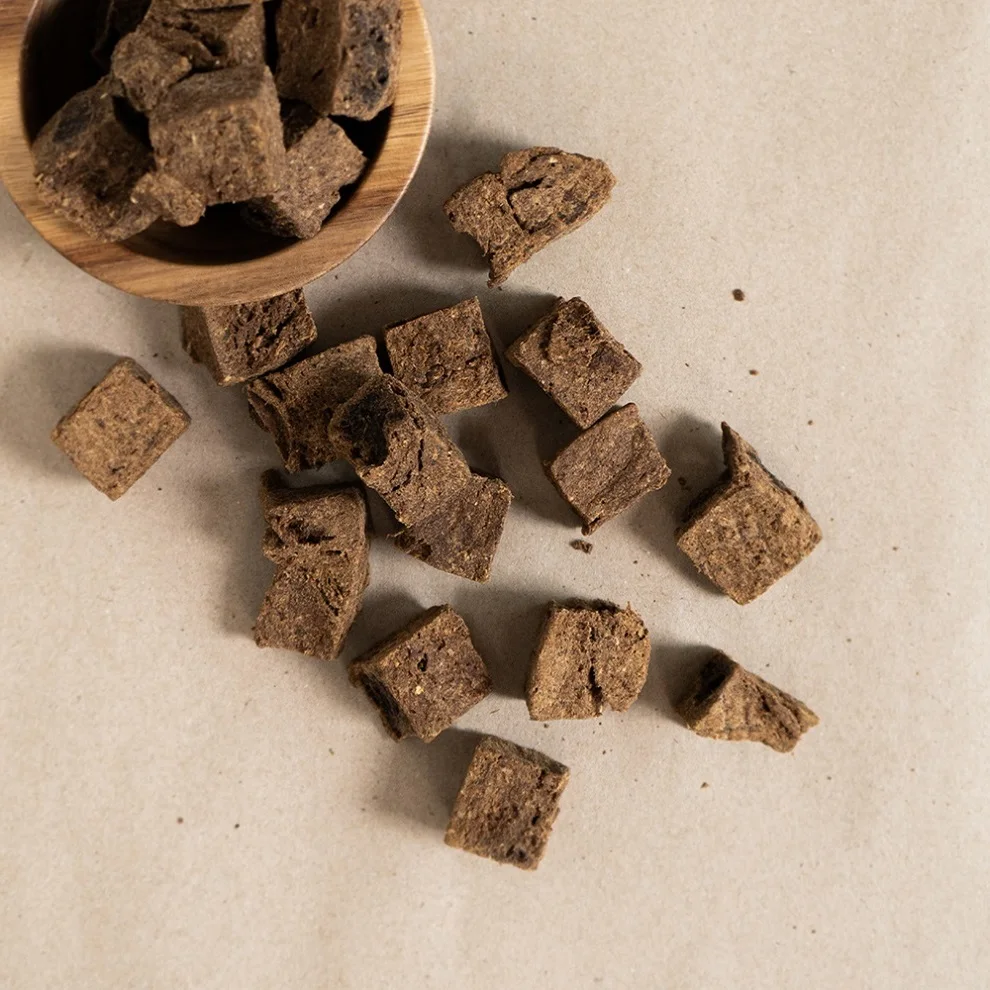 Новозеландский стандарт Earthmade бренд с высоким содержанием белка, низким содержанием жира, зубная здоровая сушеная на воздухе Говядина и кусочки сыра для собак
