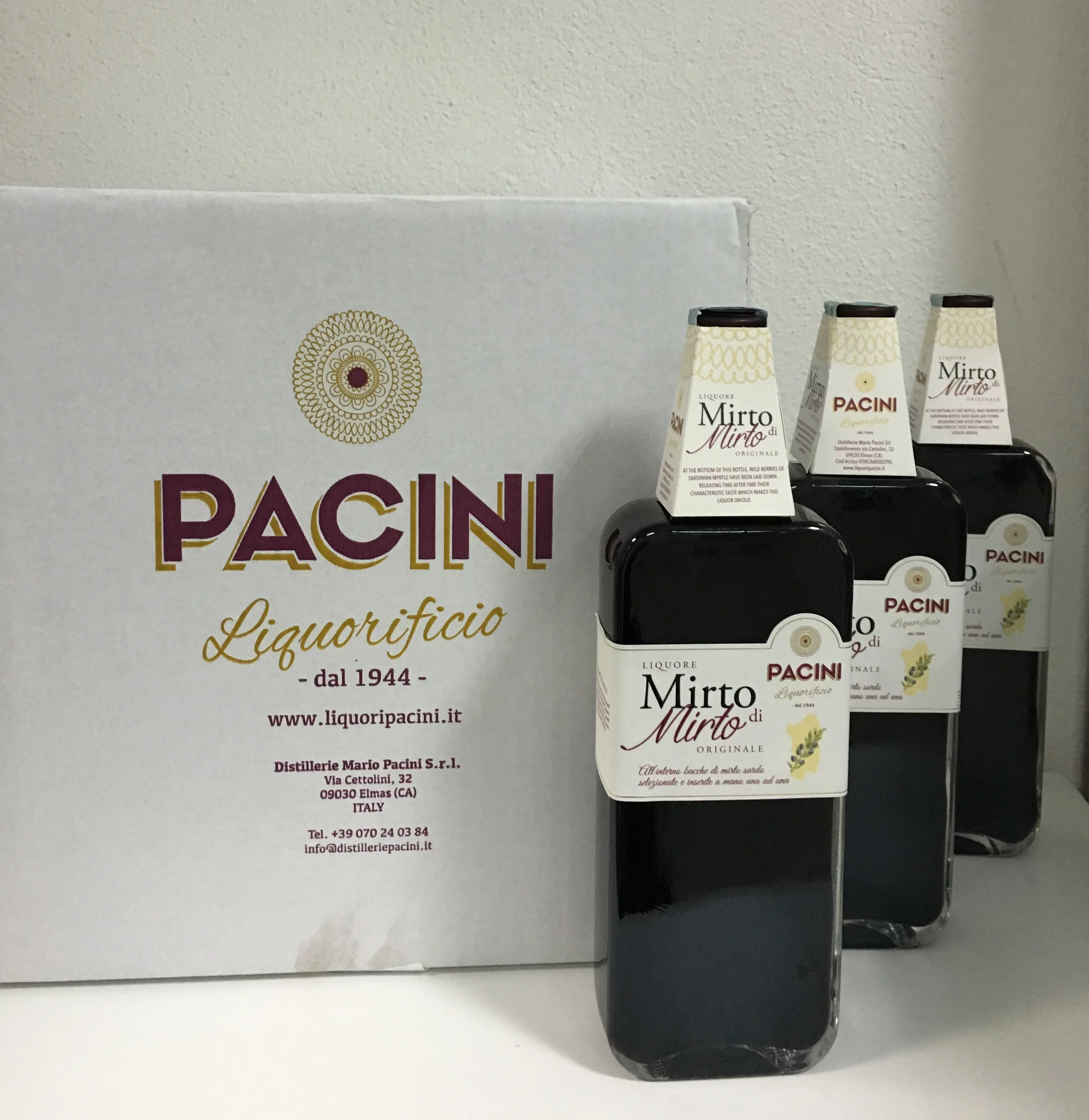Premium Italian Quality PACINI LIQUEUR Red Myrtle 70 cl bottle with wild myrtle berries inside the for