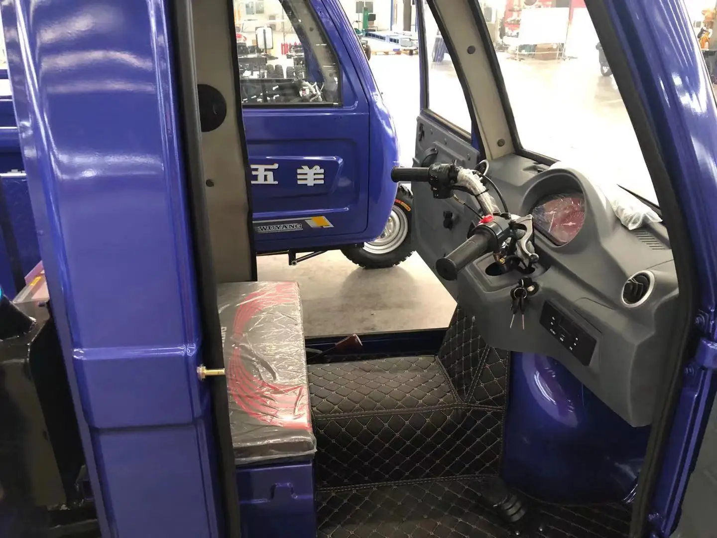 ChinaTop Quality 2t Heavy Loading Closed Cabin Steering Wheel Cargo Passenger Tricycle Enclosed Cabin Tricycle