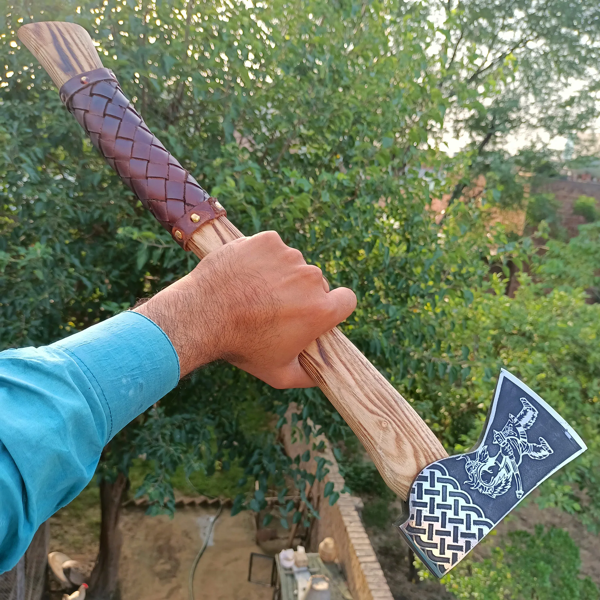 Топор викингов из углеродистой стали ручной работы на заказ Медный топор для выживания природе с деревянной ручкой оптовая продажа кожаным футляром