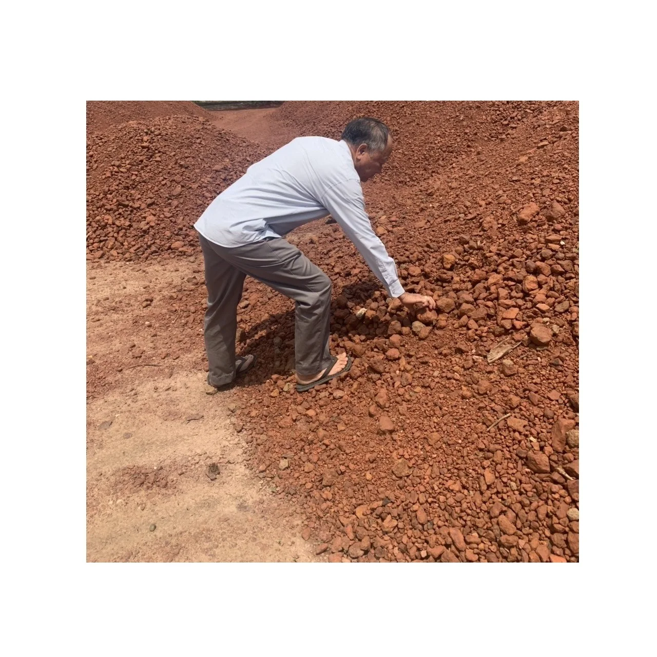 Best Seller New 10 - 50 mm Concentrate Minerals Pyrites Types 62% To 70% Iron Ore Supplier From Laos