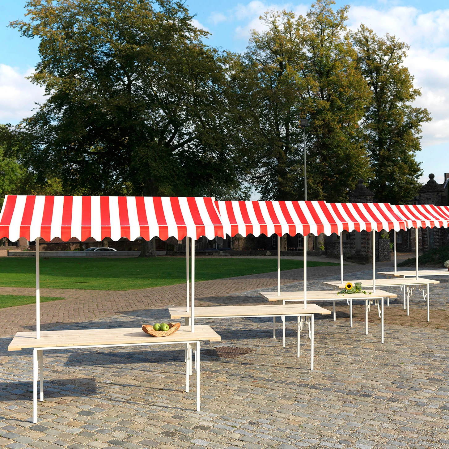 Market Stall Nostalgic Production galvanized Steel Europe Red/White Hot Design Commercial Street Booth Display Stand