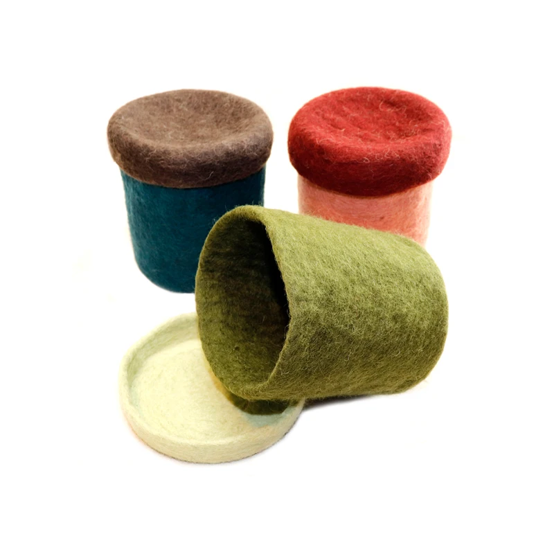 Ручная валяная корзина с крышкой