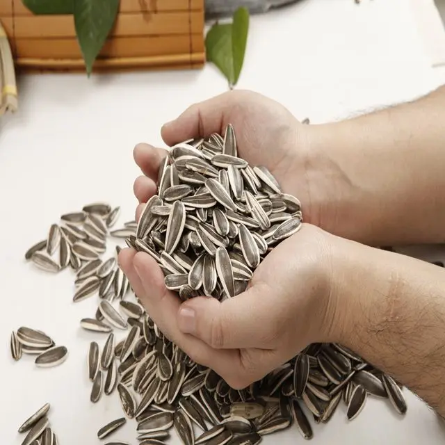 
Sunflower Kernels/Roasted and salted sunflower seeds/Sunflower Husk Pellets, Sunflower Meal 