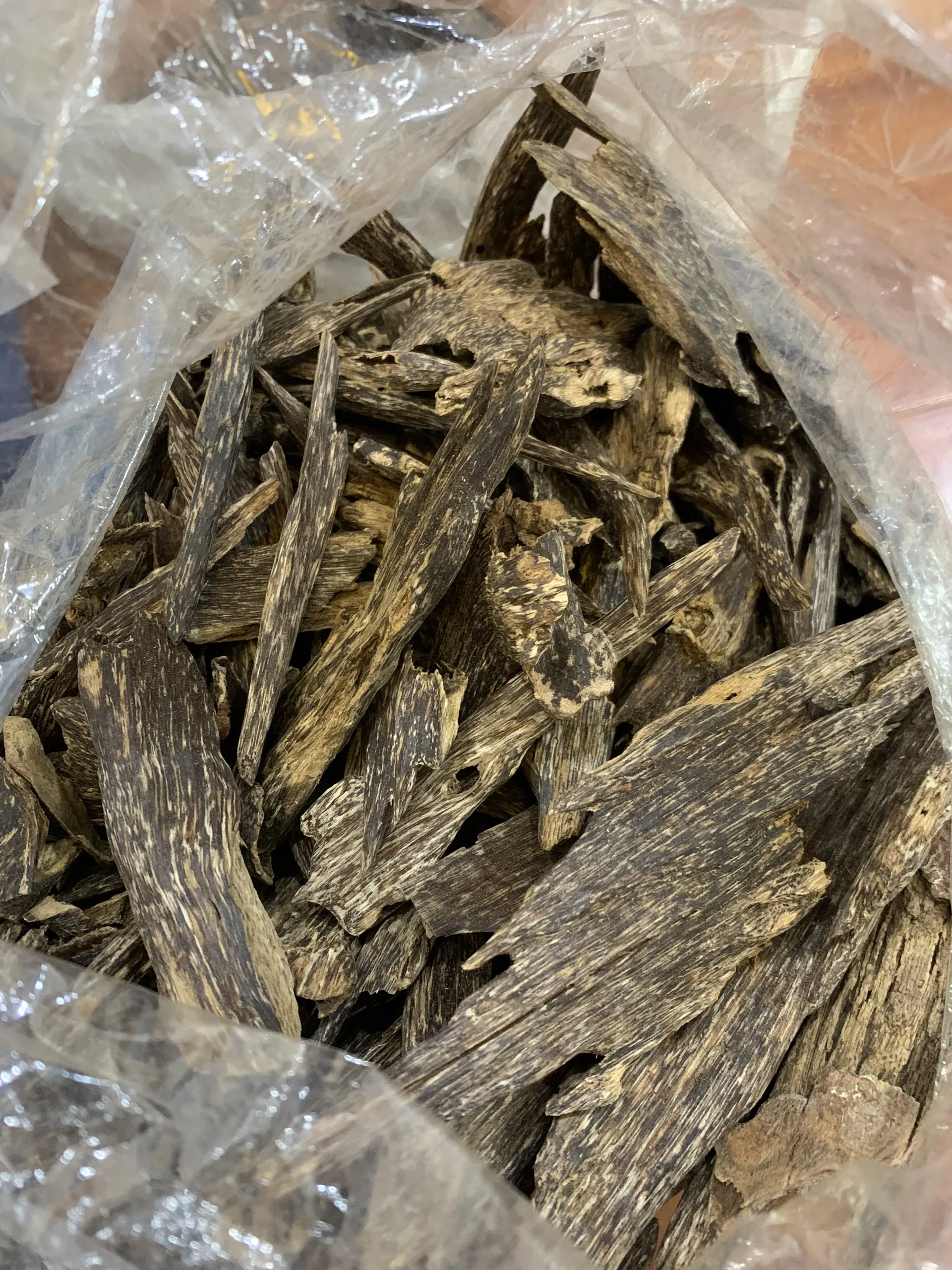 NATURAL OUD CAMBODIA ANT OUD CHIP FOR BURNING DAILY HOME FROM VIETNAM WITH EXCELLENT QUALITY