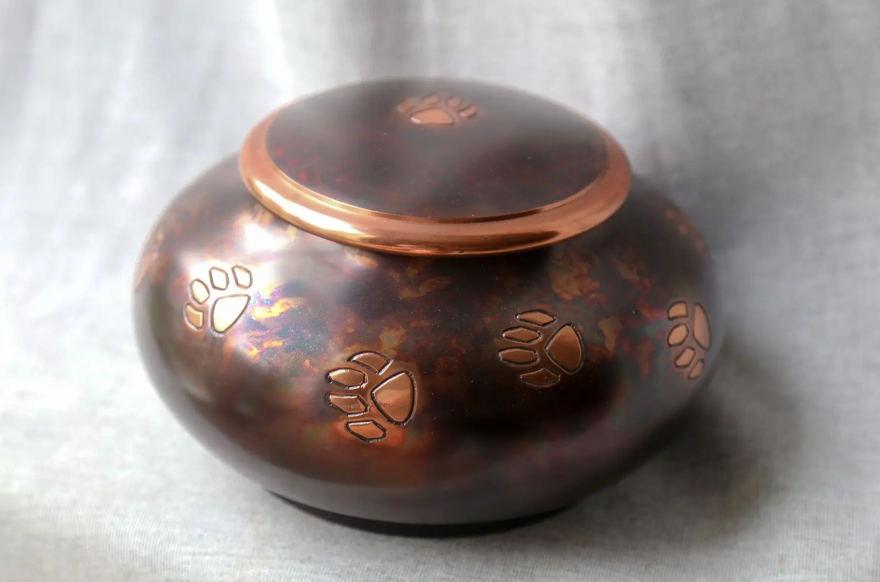 Pink Pet Cremation Urn Unique Design Affordable Burial Supplies Elegant Handcrafted Memorial for Pet Ashes Durable and Stylish