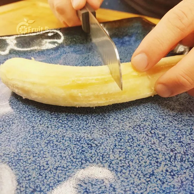 Frozen bananas with ice cream sticks in the middle Cavendish banana cooking 1kg from Vietnam