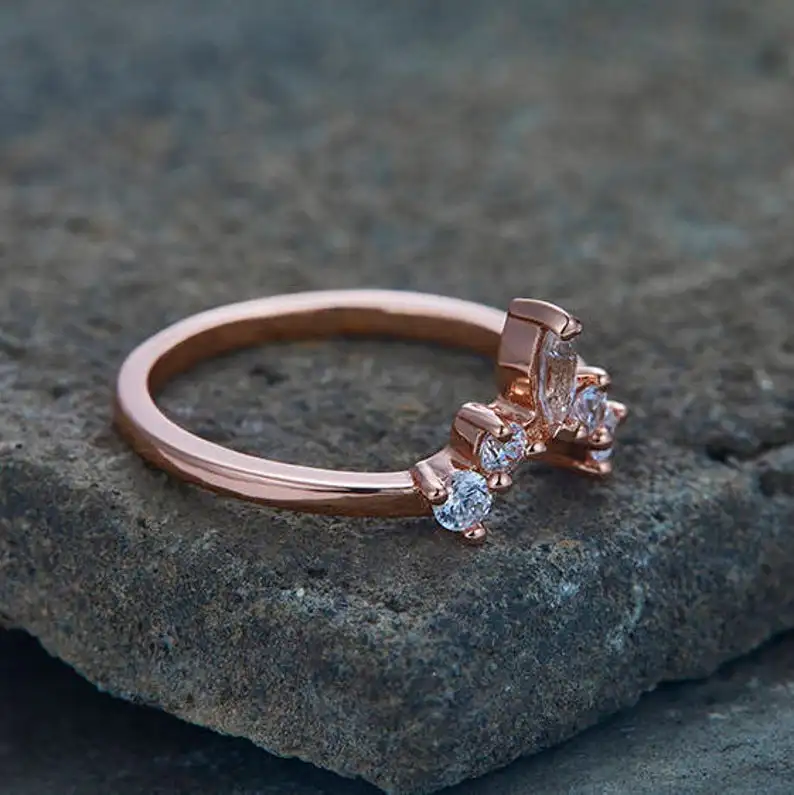 Обручальное кольцо с короной обручальное белым топазом штабелируемое шевроном покрытием из розового золота и стерлингового серебра Anniv