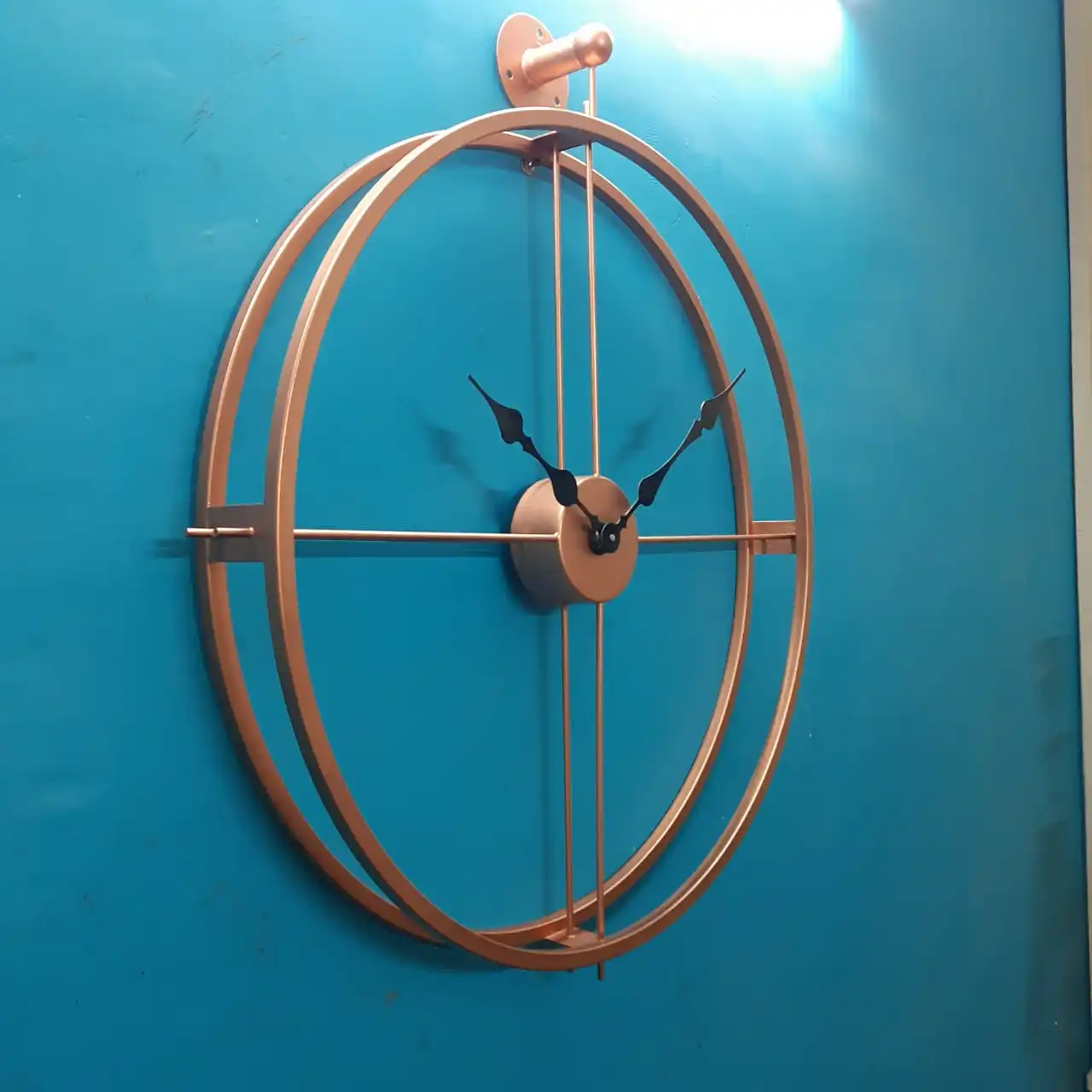 Настенные часы новейшего дизайна для дома гостиницы и ресторана настенные декоративные металлические современного с золотистой отделкой