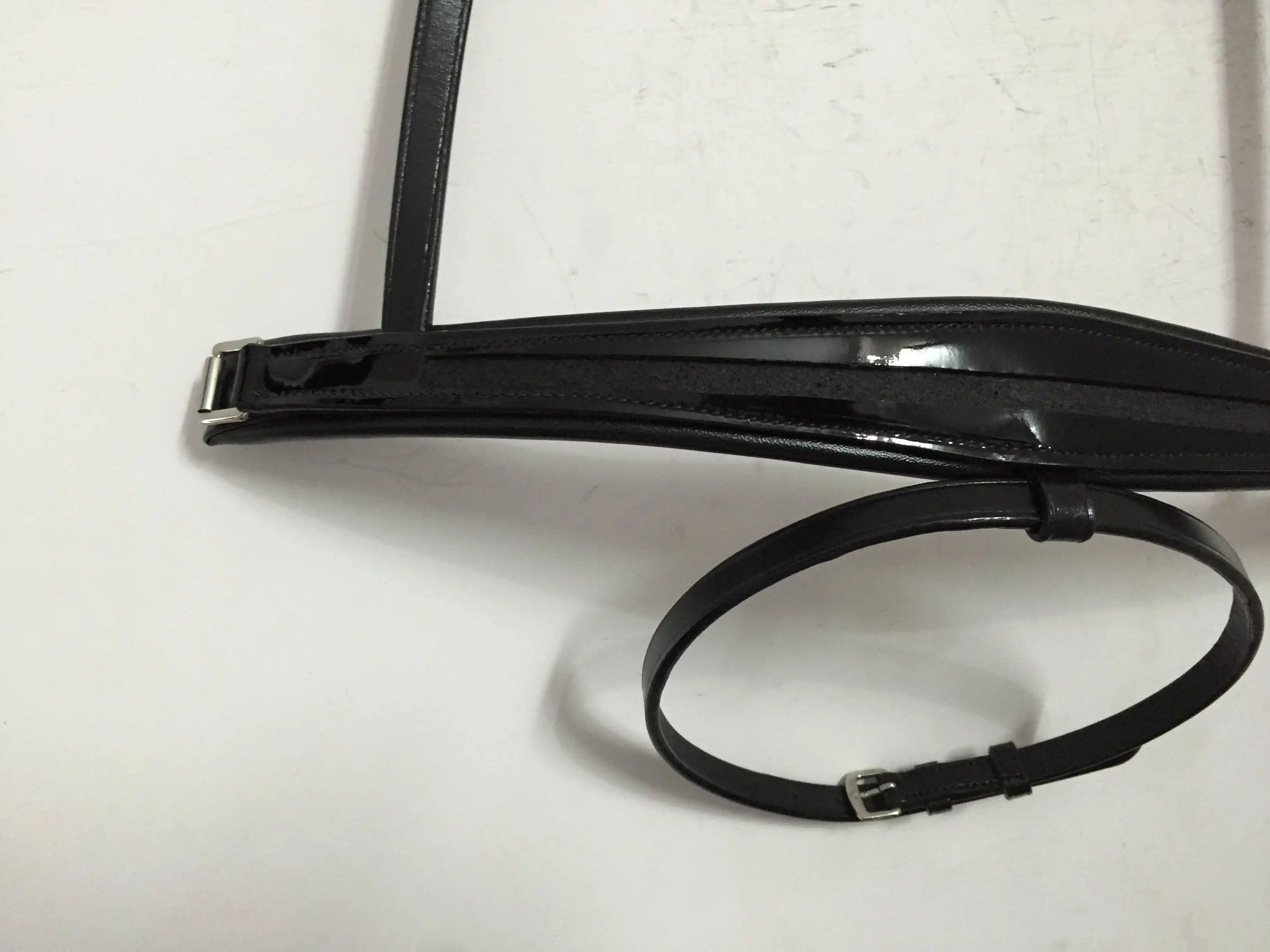 LUXURY FASHIONABLE HORSE EMPTY CHANNEL CONIC NOSE BAND WITH PATIENT LEATHER ON AND SWEDISH CLOSURE