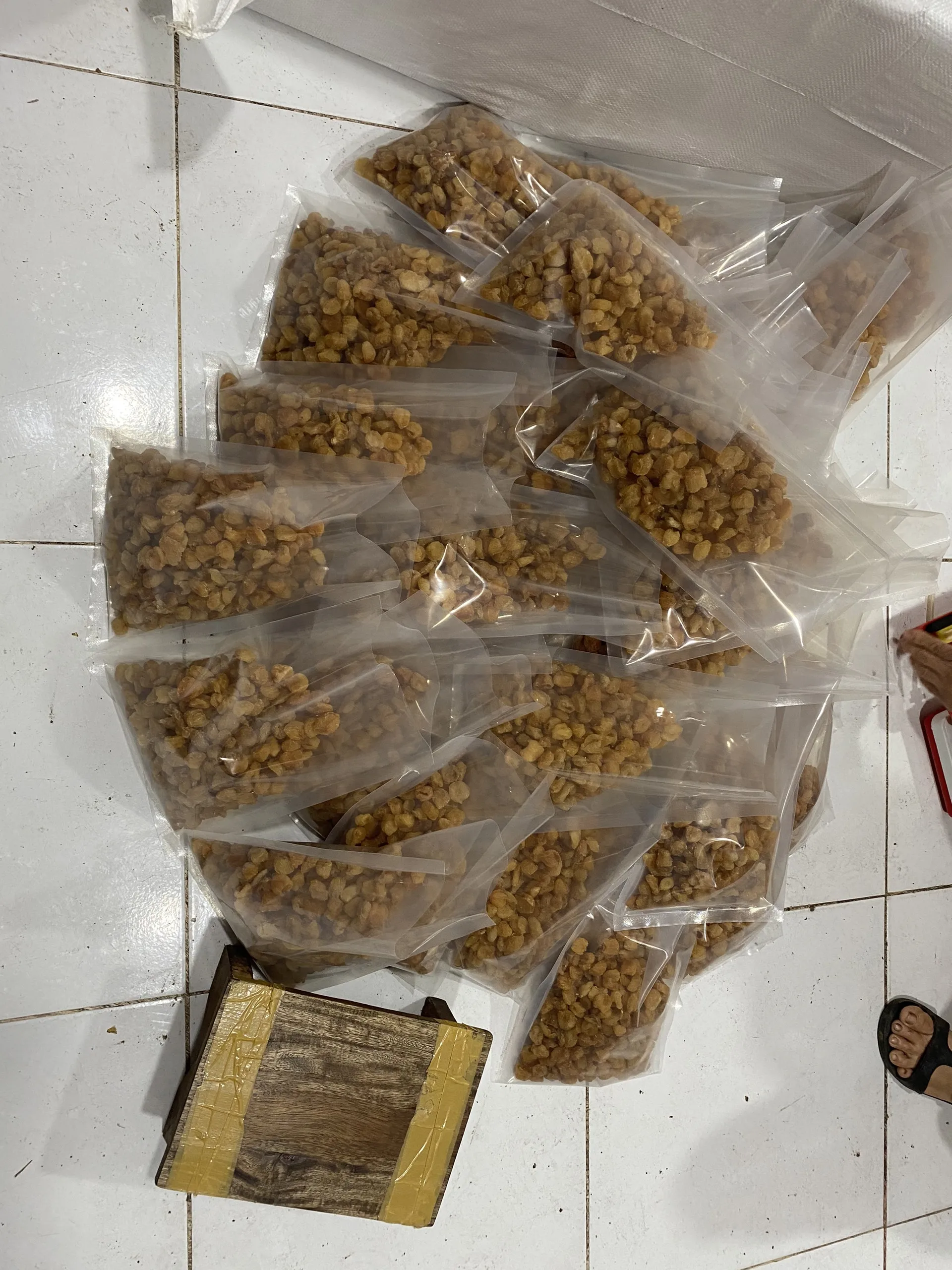 Сушеная целлюлоза LONGAN высокое качество во Вьетнаме приготовление сладкого супа светло-желтого цвета Без Орехов