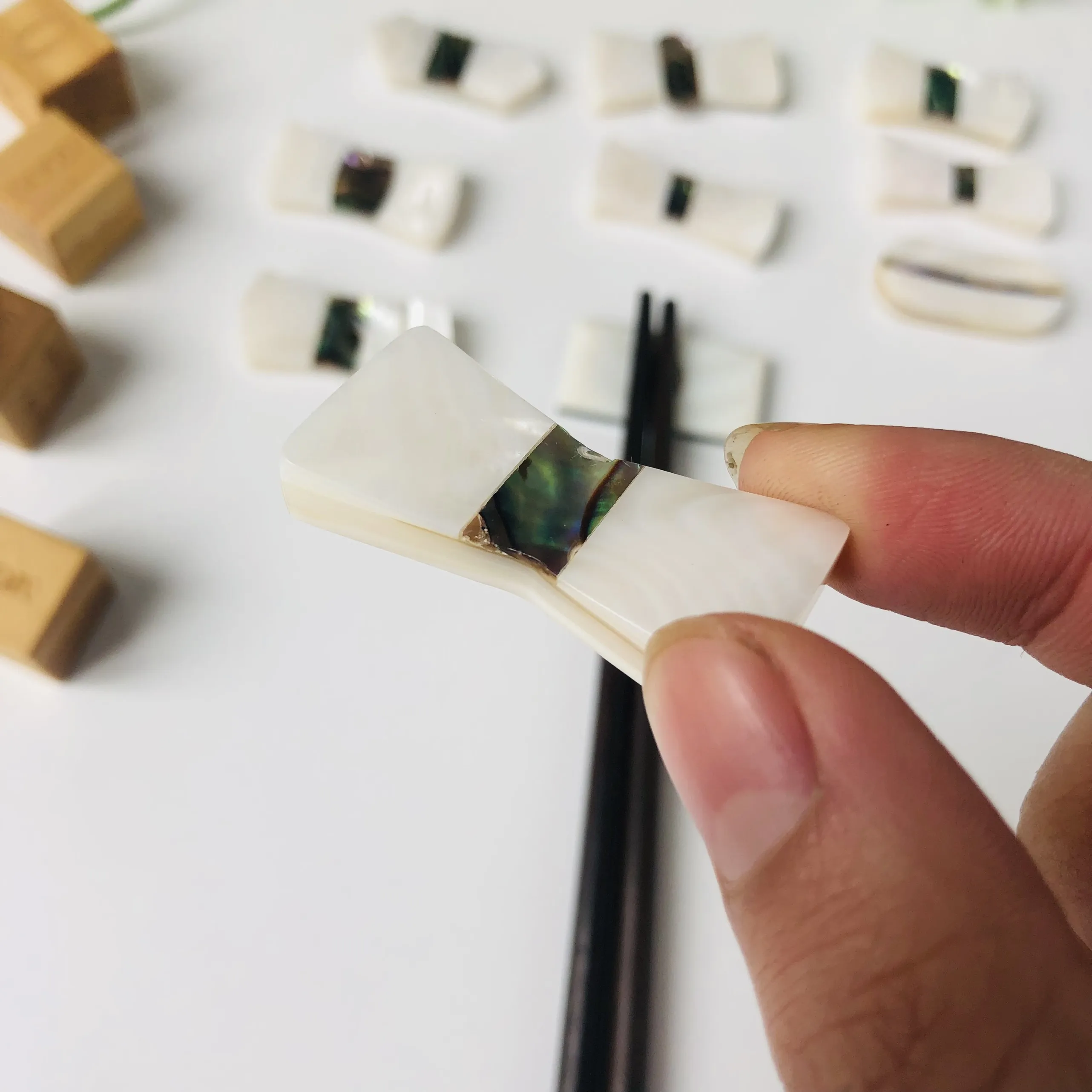 Factory Cheap Oval Shape Long Chopstick Rest Chopstick Holder Mother of Pearl Seashell Shell Customized Color Tableware
