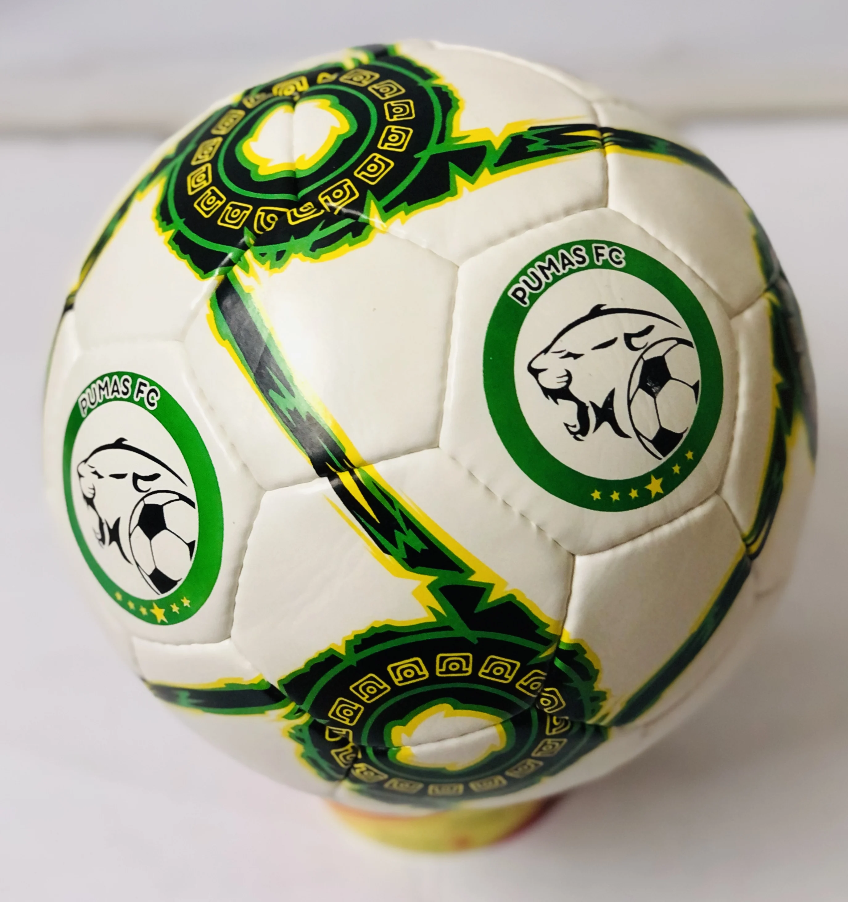 Футбольные мячи