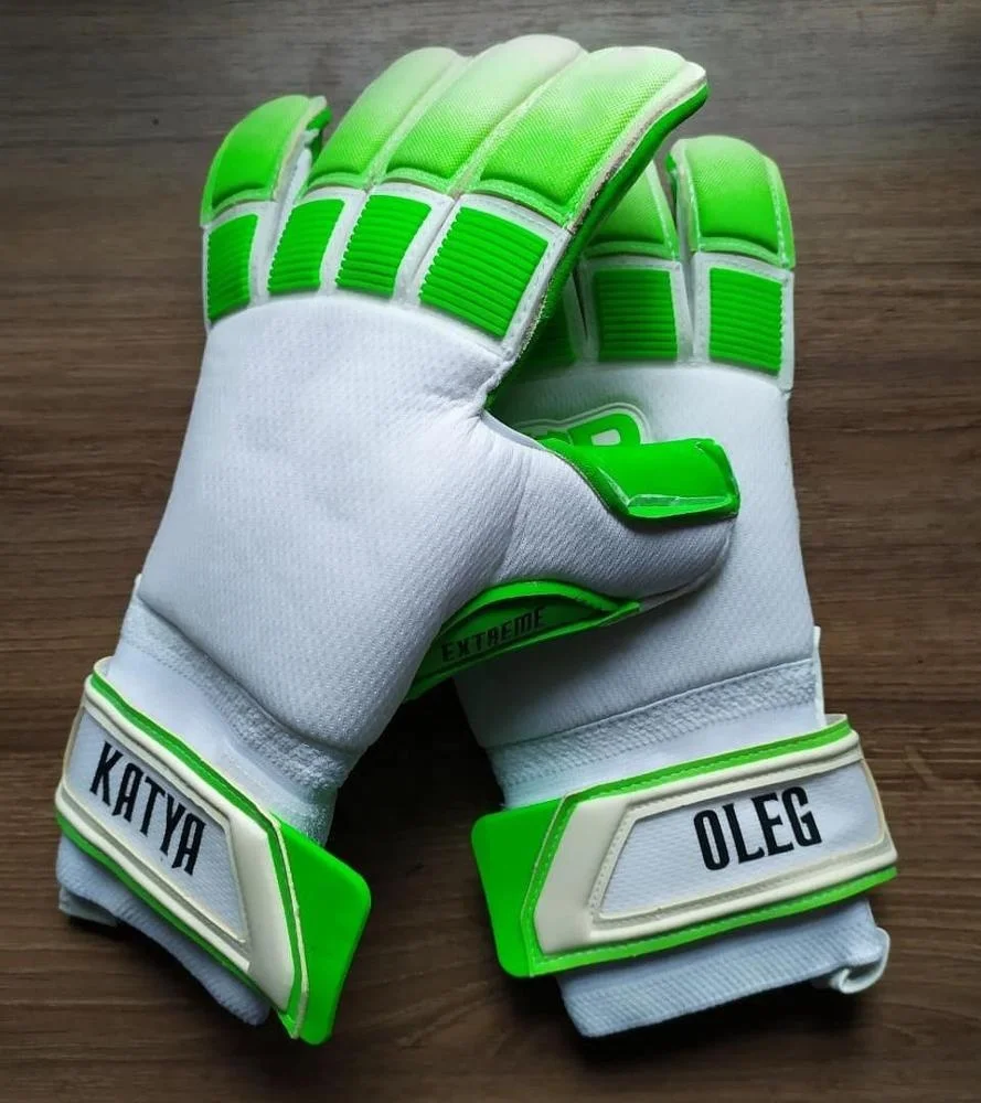 Custom Cheap professional Pakistan goalkeeper gloves for soccer ball match in negative roll cut with air mesh German latex
