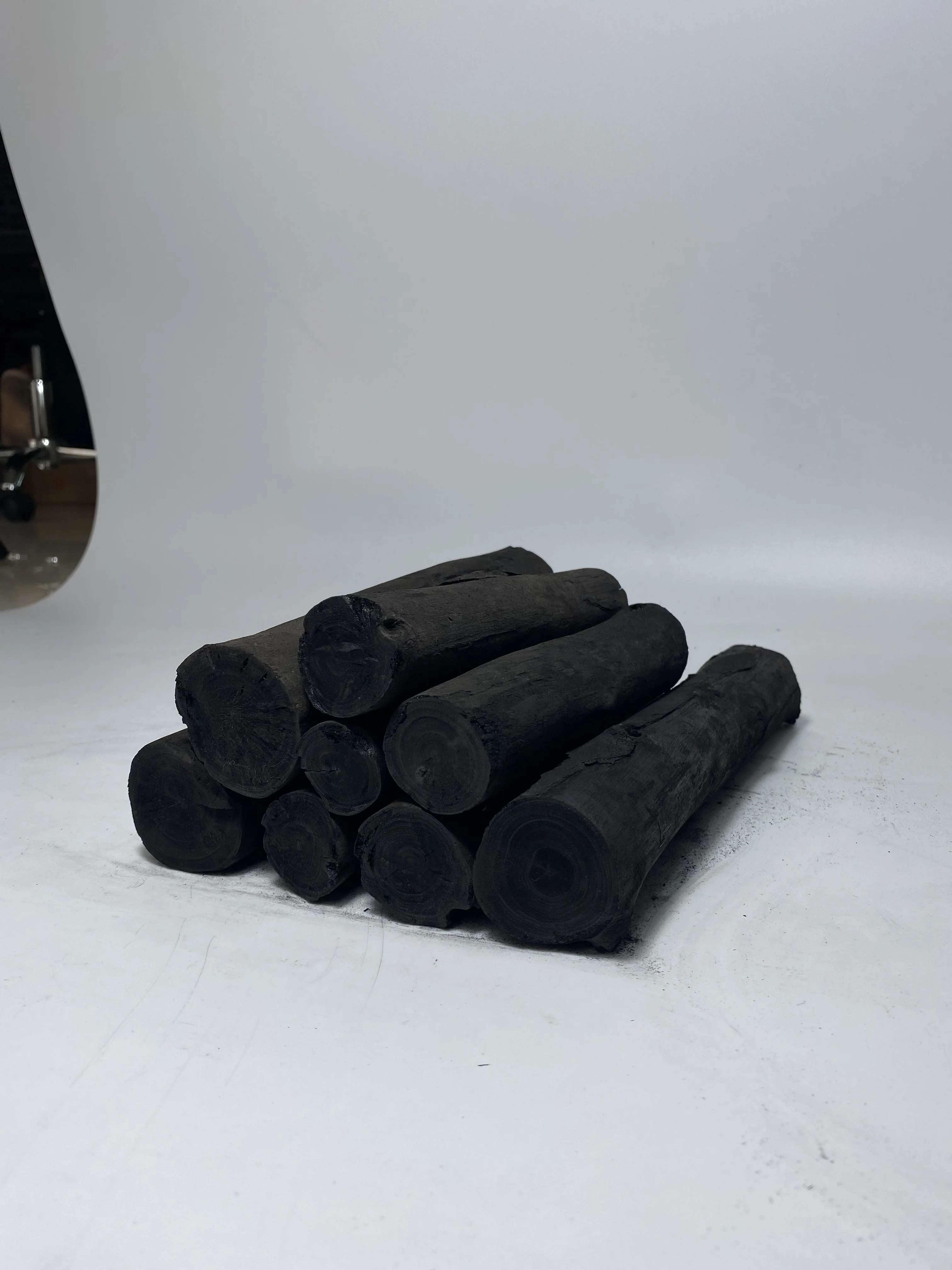  Оптовая продажа древесные опилки древесный уголь уличные барбекю и рестораны эвкалипт черный для из Вьетнама