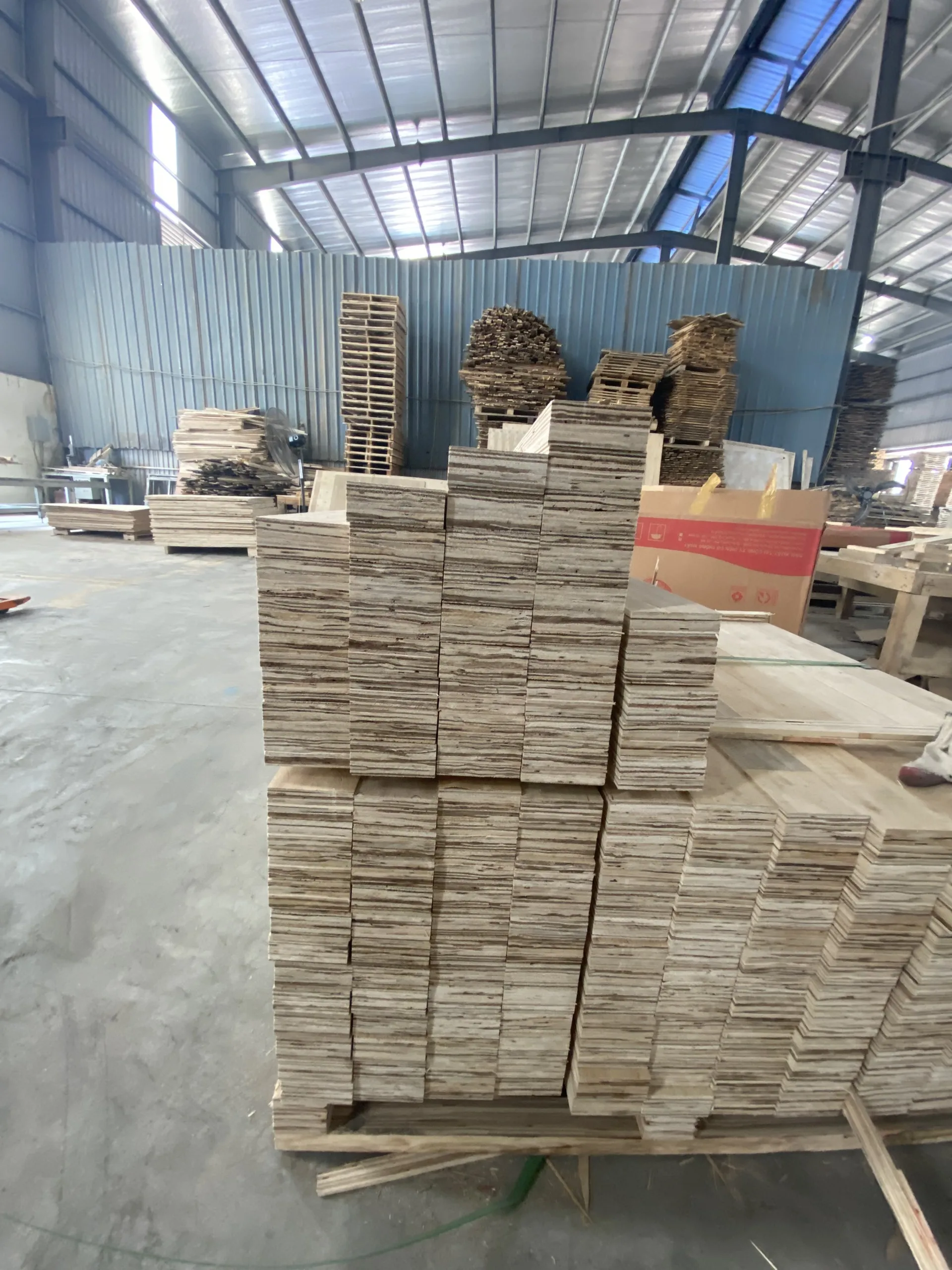 Gold Supplier LVL beam Laminated Veneer Lumber for construction, pallet, sofa frame Strong and durable E0, E1, E2 glue