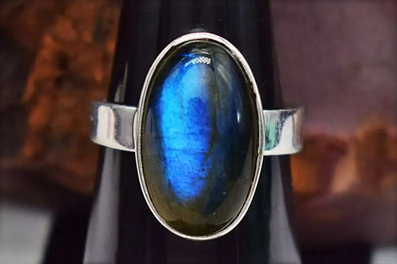 92.5 Sterling Silver Natural Natural Blue Labradorite Smooth Oval Shape Ring Latest Simple Design Manufracture