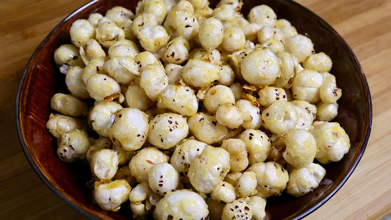 Indian organic Flavoured Makhana fox nut lotus seeds jar packing