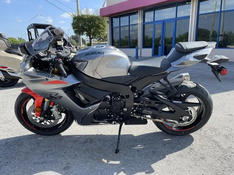 2021 Suzuki GSX-R7503.jpg