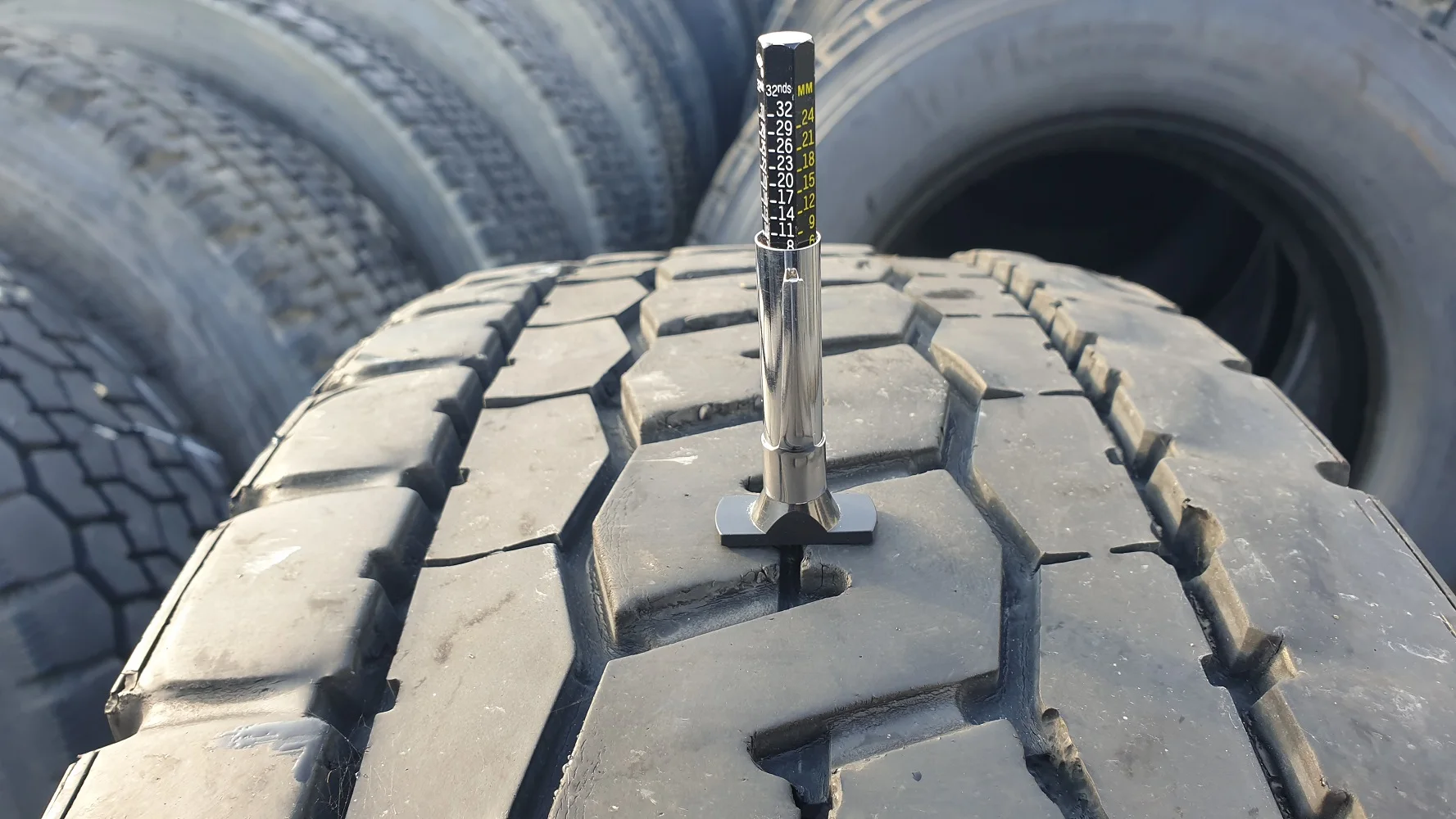 
Wholesale Highly Recommended SOLID TIRE MIX with A Good Mix of Dry and Wet Grip 