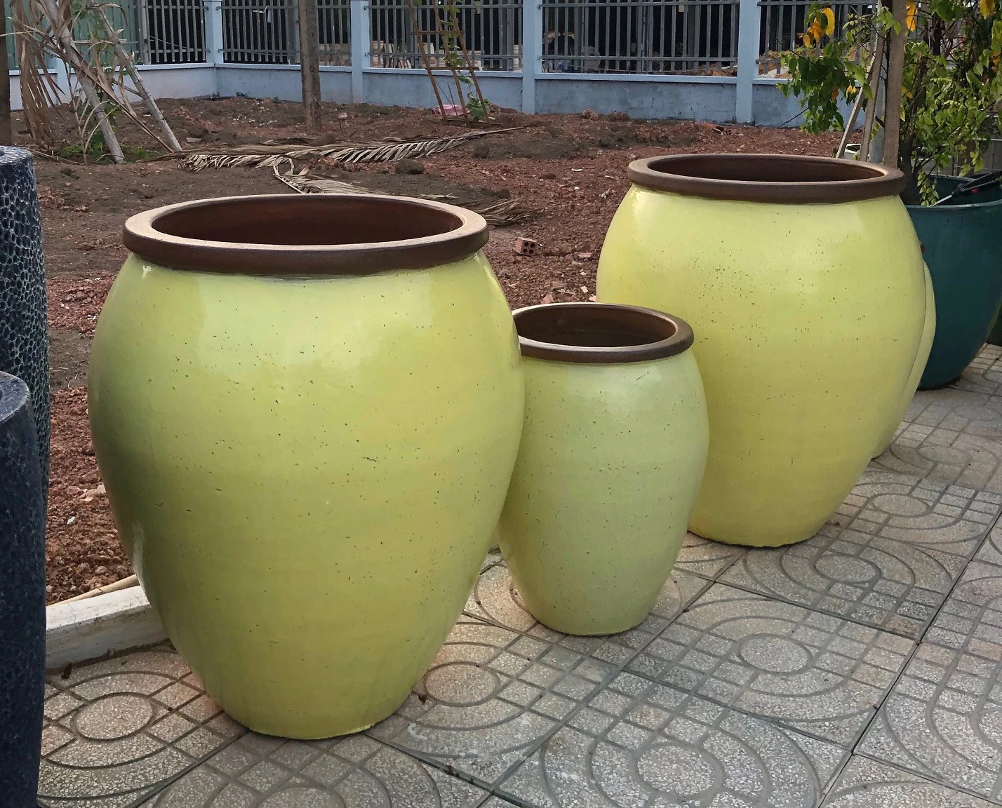 The High Quality Vietnamese Large Glazed Flower Pots  With The Modern Style By Ceramic
