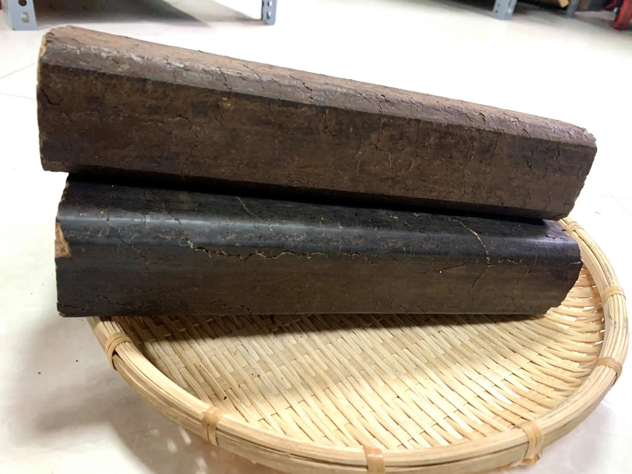  Брикетка из прессованных опилок для производства огнеупорных бревен и древесного угля