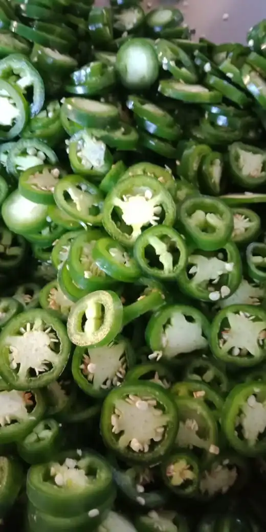 Нарезанный зеленый джалапеновый перец