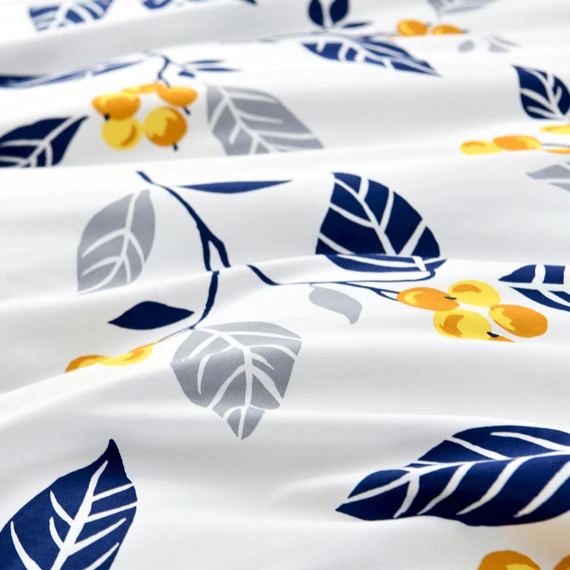 Запас ткани с рисунком вишни и листьев 100% хлопок