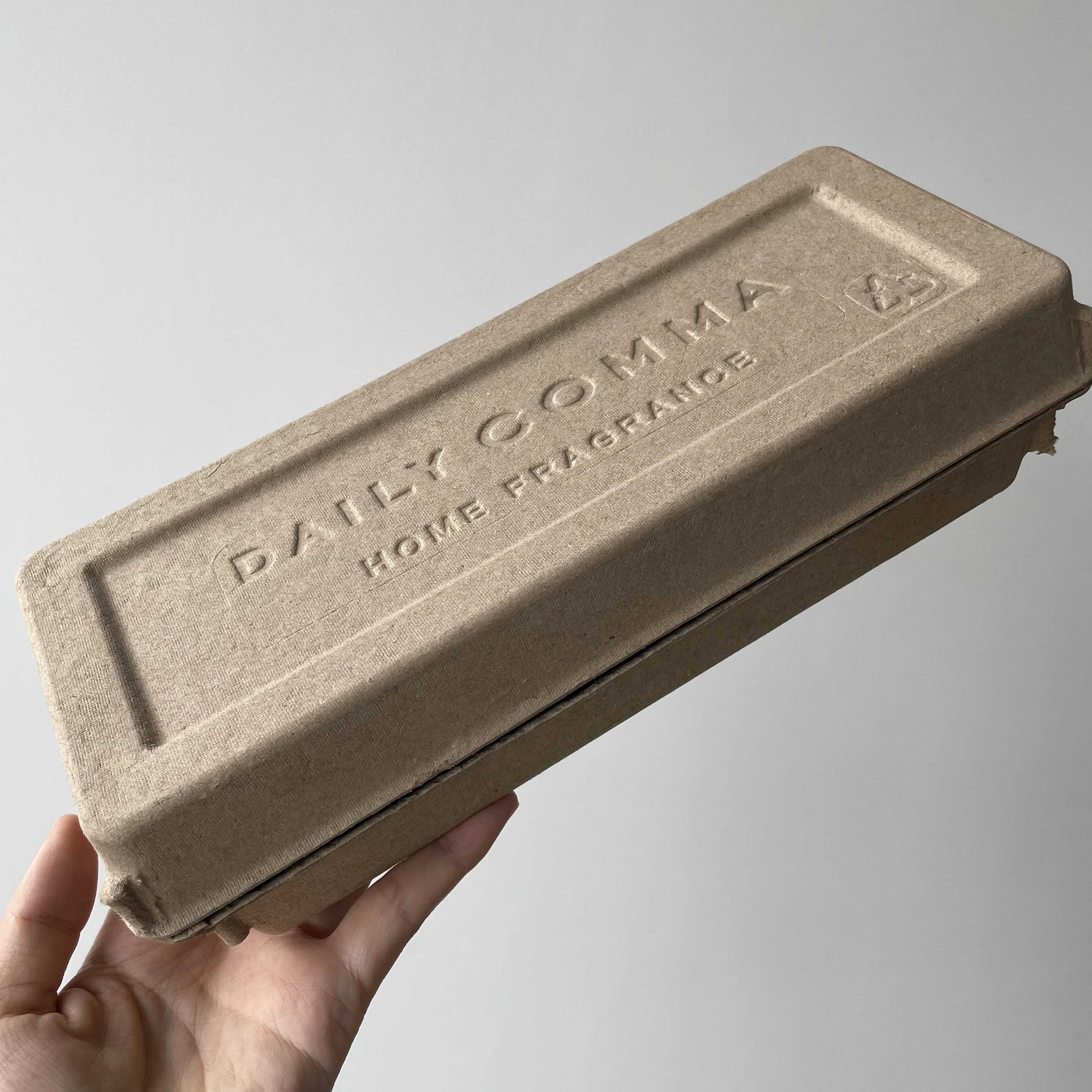 Custom recycle materials sustianable packaging clamshell box modern pulp box glass bottle outer box