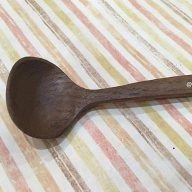 Естественный дизайн, деревянная ложка, вилка, столешница из массива дерева, кухонные принадлежности для ресторана-деревянная посуда