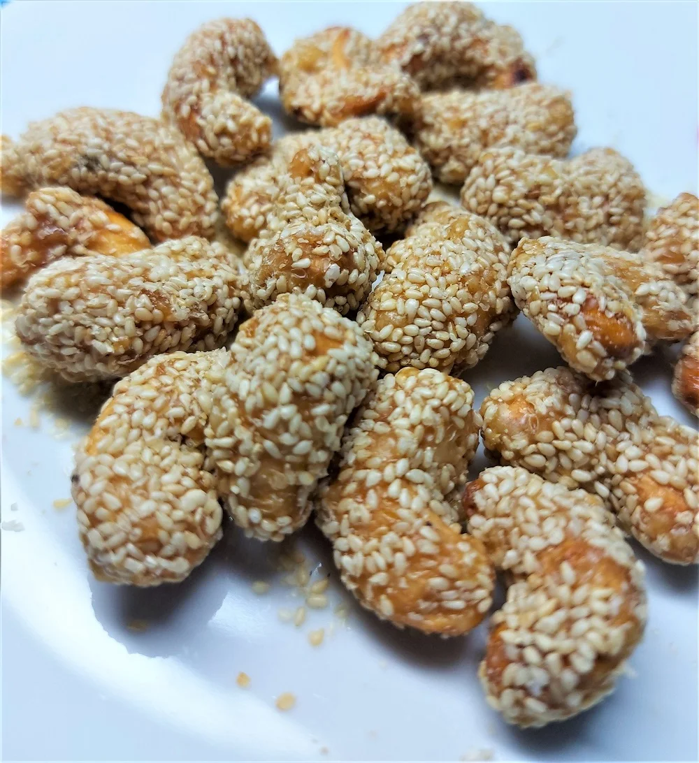 Premium White Sesame Coating Crispy Sweet Roasted Dried Cashew Nuts By Hola with COMMON Cultivation Type